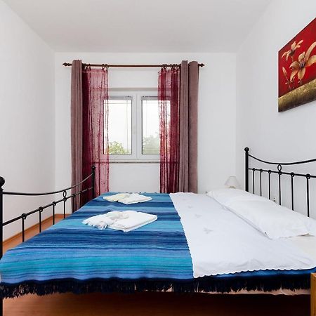 Apartments Milan Rakalj Екстер'єр фото