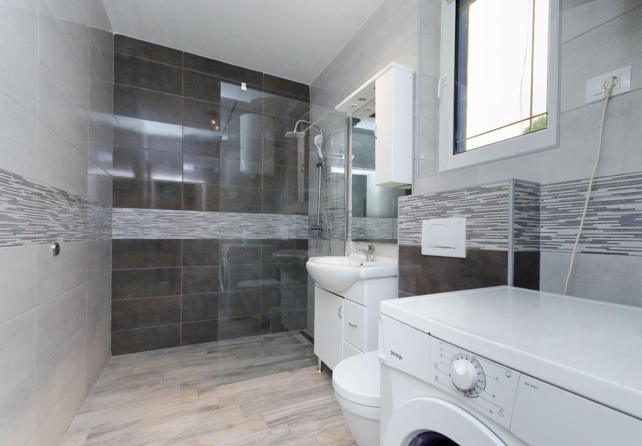 Apartments Milan Rakalj Екстер'єр фото