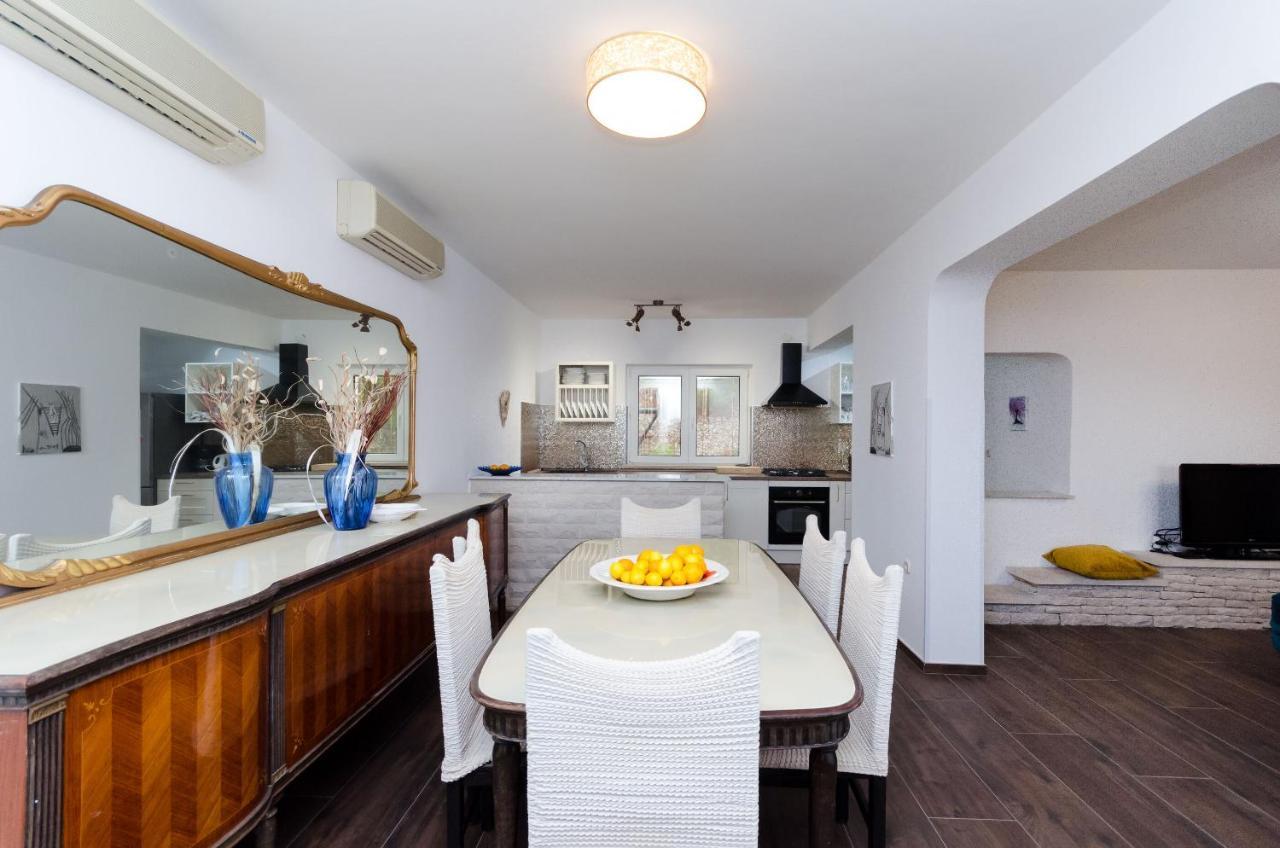 Apartments Milan Rakalj Екстер'єр фото