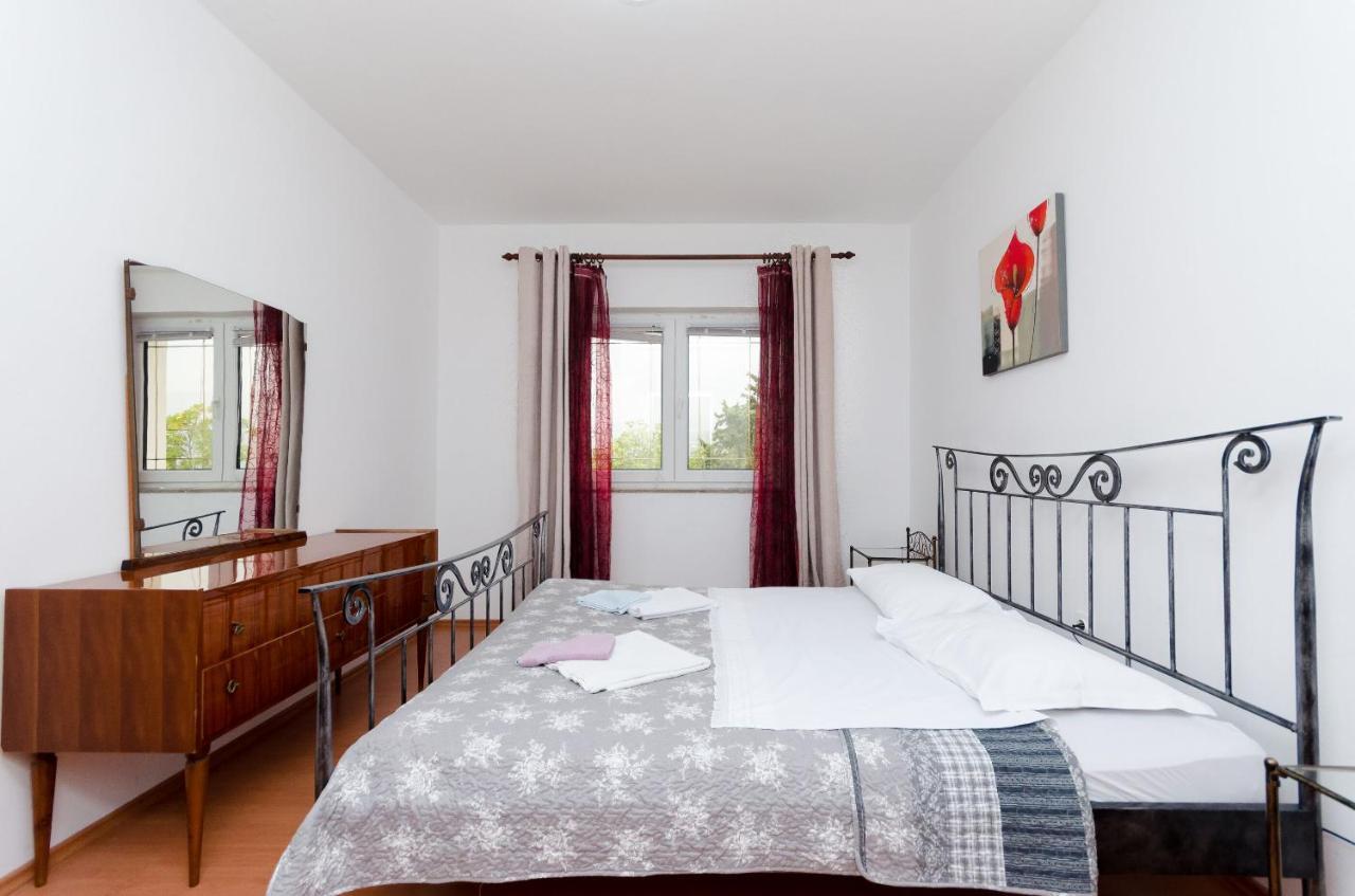 Apartments Milan Rakalj Екстер'єр фото
