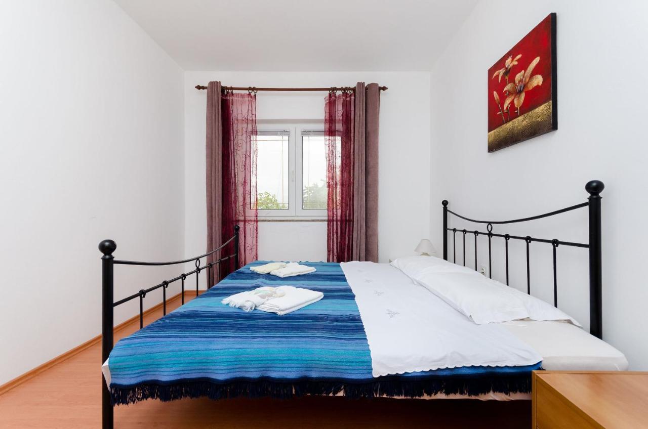 Apartments Milan Rakalj Екстер'єр фото