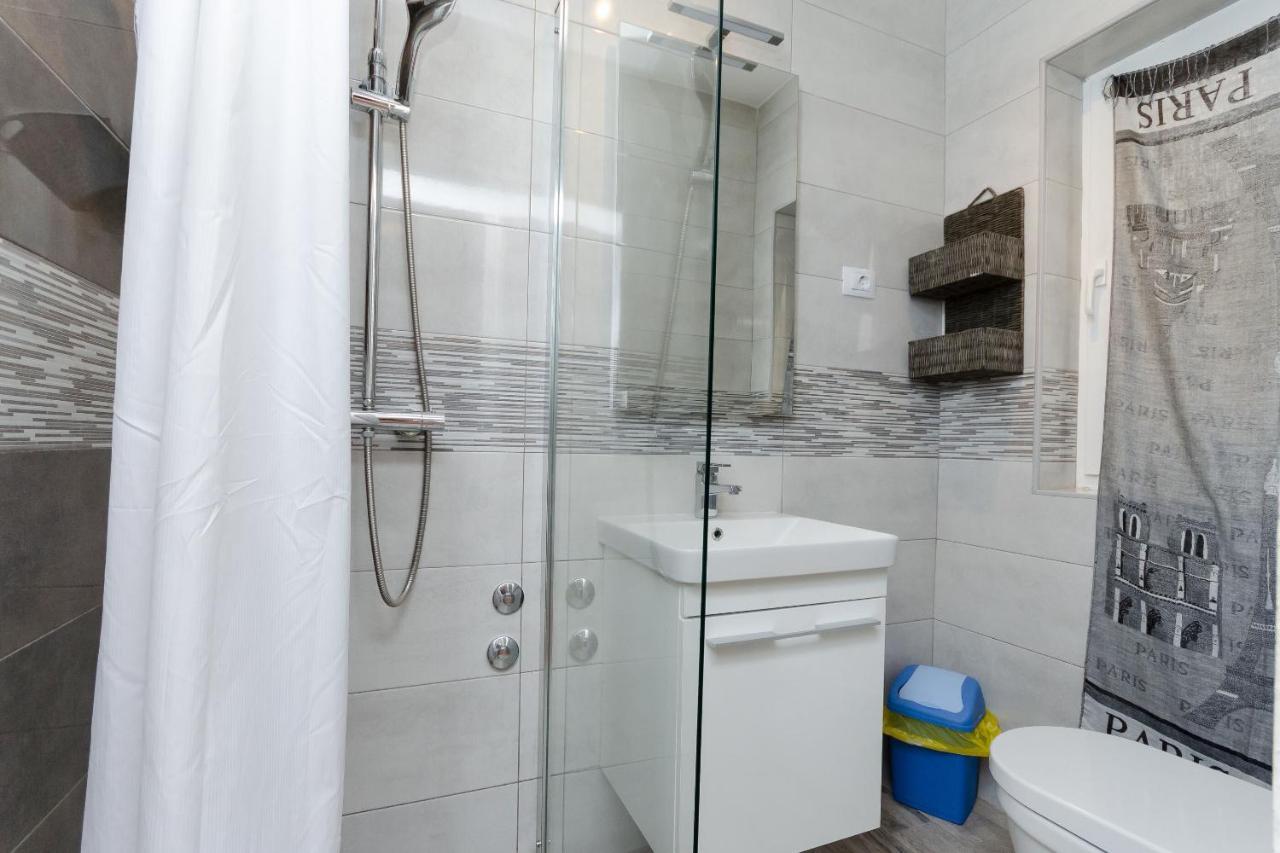 Apartments Milan Rakalj Екстер'єр фото