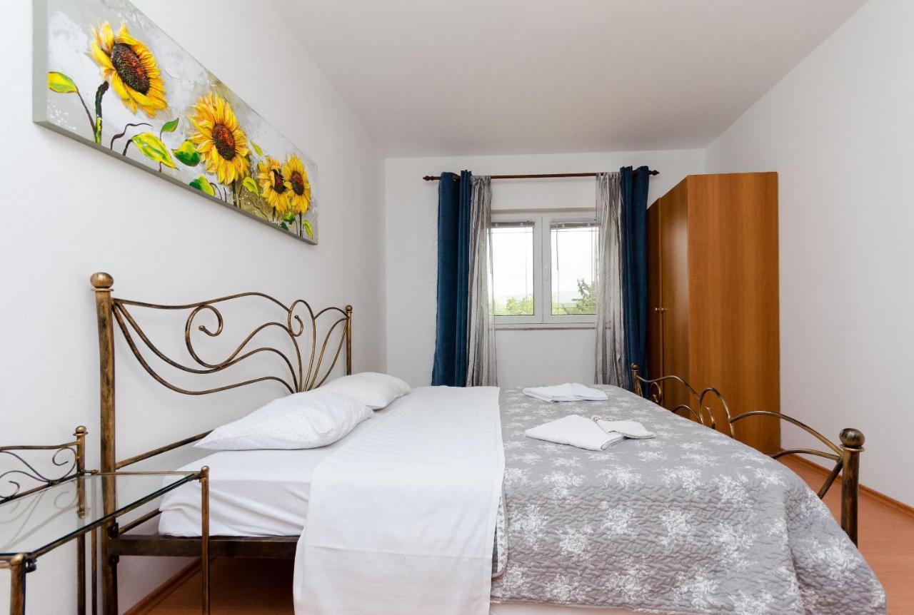 Apartments Milan Rakalj Екстер'єр фото