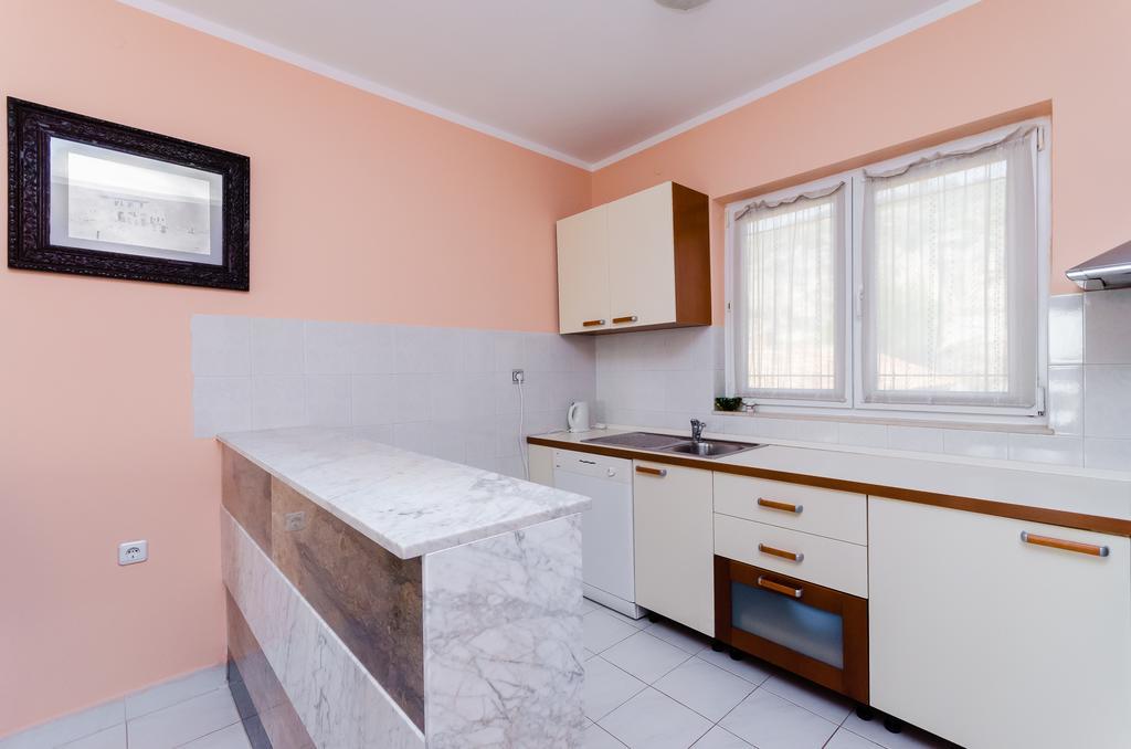 Apartments Milan Rakalj Екстер'єр фото