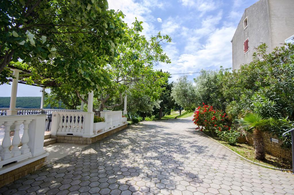 Apartments Milan Rakalj Екстер'єр фото