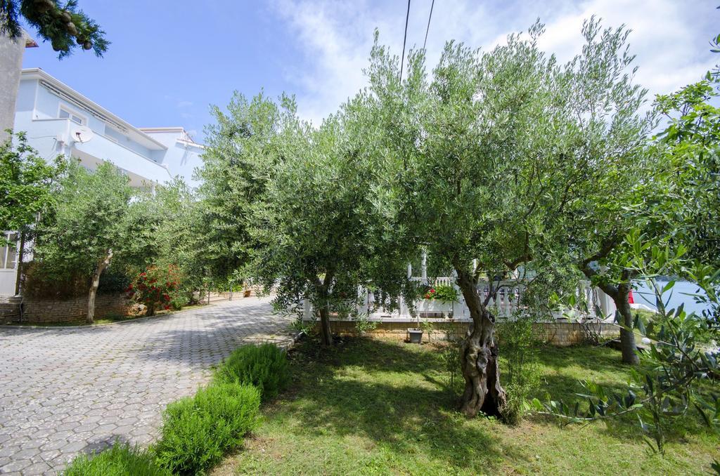 Apartments Milan Rakalj Екстер'єр фото