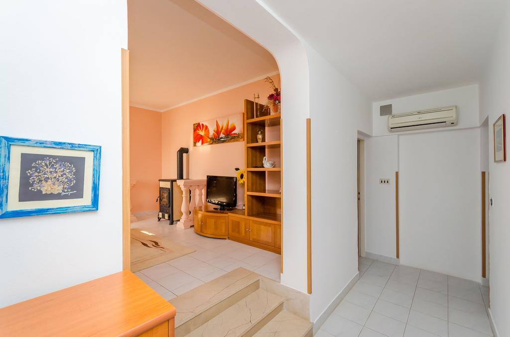 Apartments Milan Rakalj Екстер'єр фото