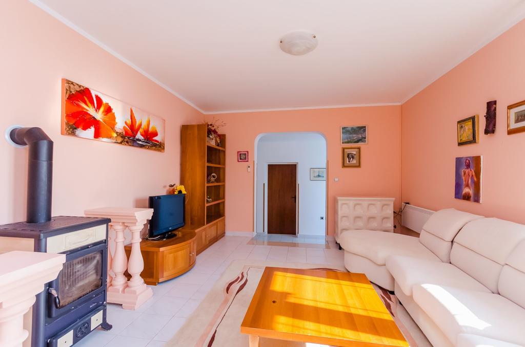 Apartments Milan Rakalj Екстер'єр фото