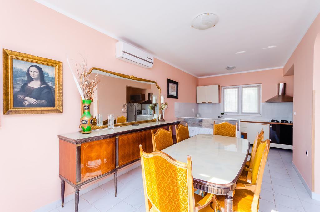 Apartments Milan Rakalj Екстер'єр фото