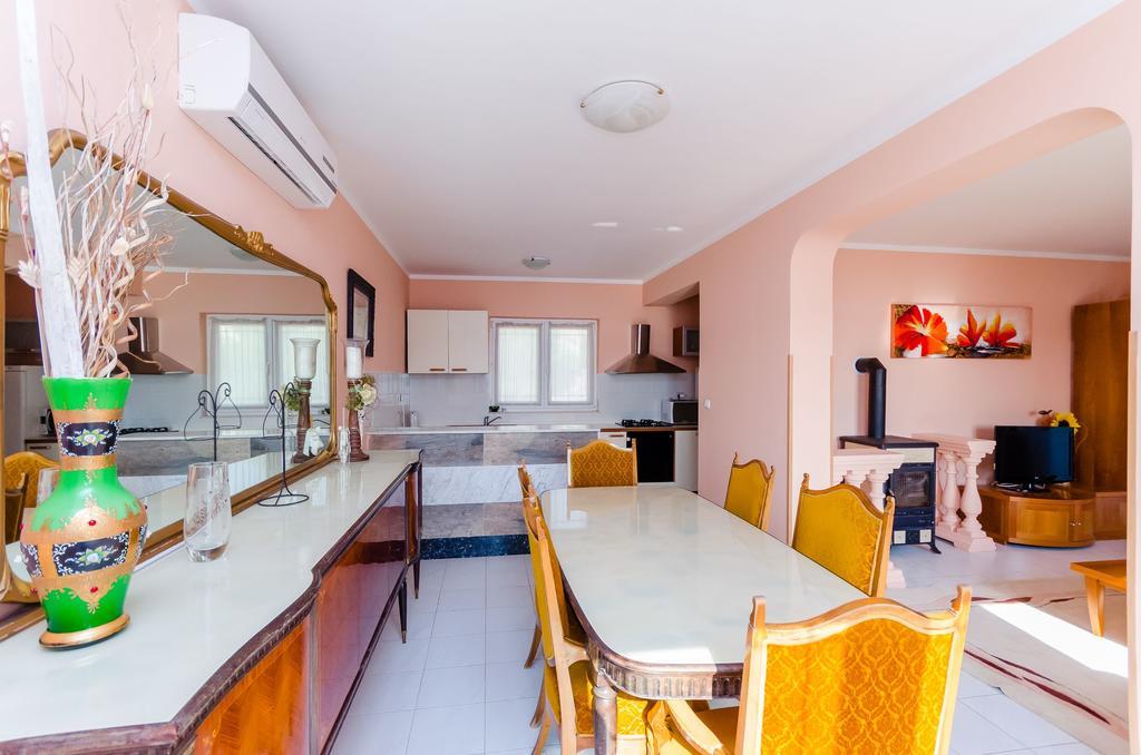 Apartments Milan Rakalj Екстер'єр фото