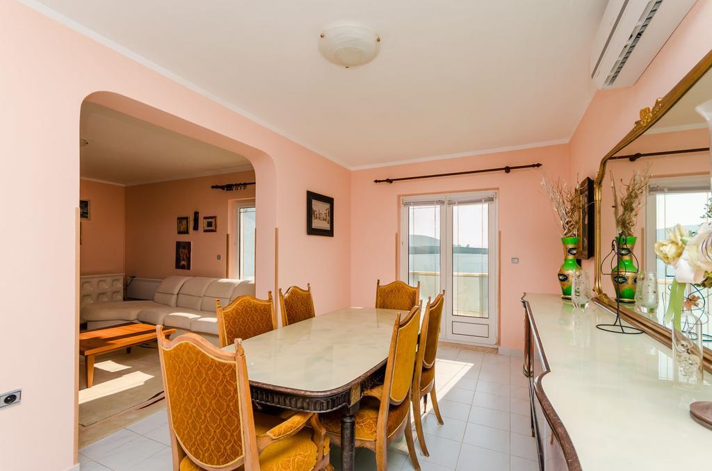 Apartments Milan Rakalj Екстер'єр фото